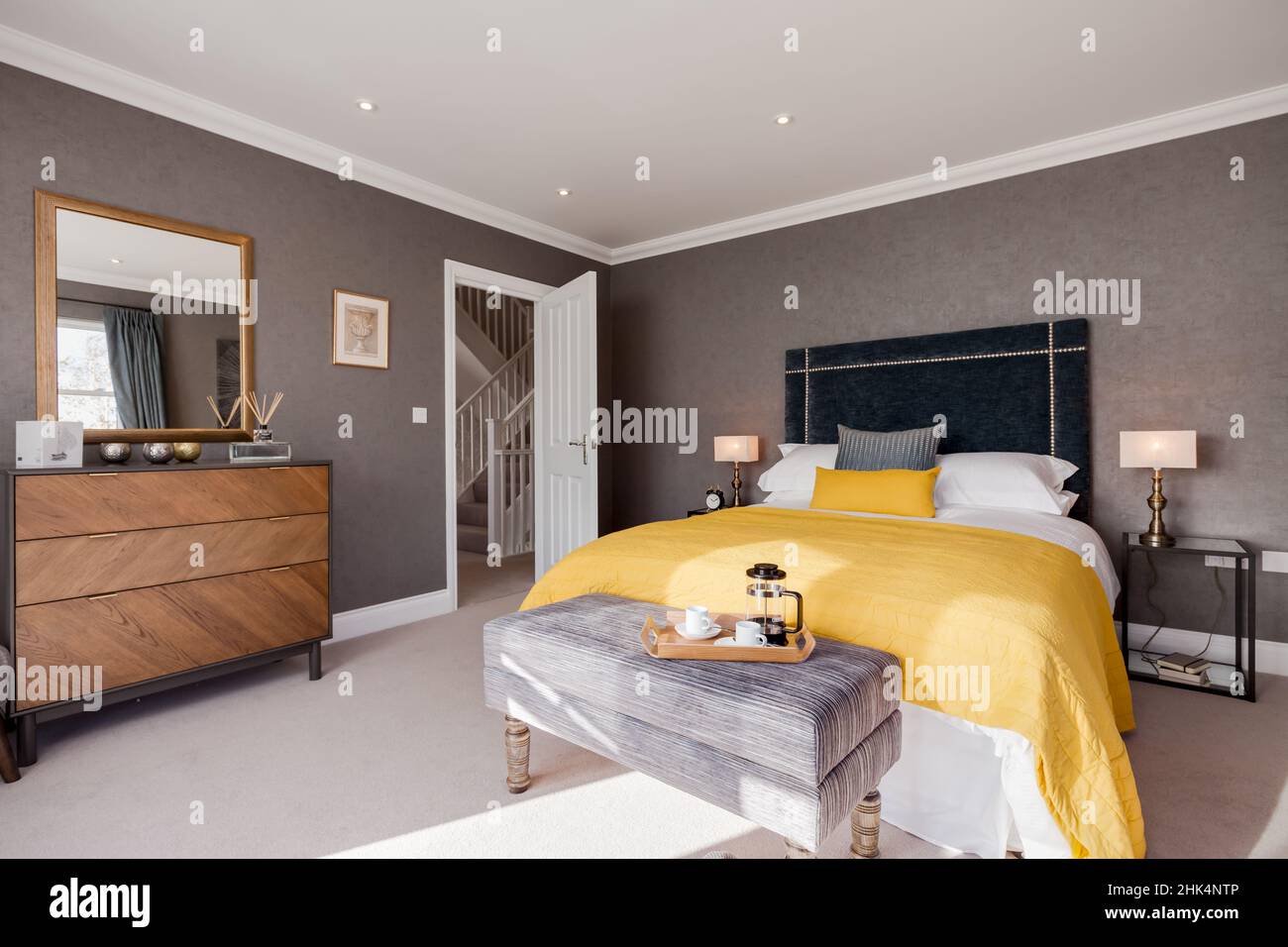 Alconbury Weald, Cambridgeshire - Oktober 17 2016: Modernes, stilvolles Schlafzimmer im Aspiration Chic Home mit hellgelben Bettüberwürfen in hellem Su gebadet Stockfoto