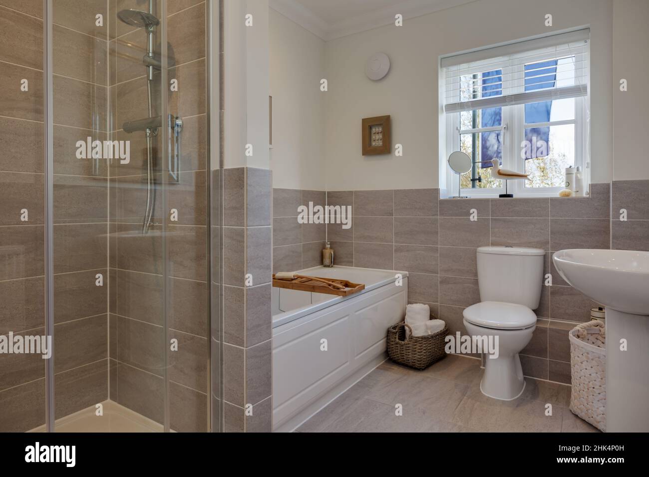 Alconbury Weald, Cambridgeshire - Oktober 17 2016: Modernes, stilvolles Bad und Duschbad mit teilweise gefliesten Wänden Stockfoto
