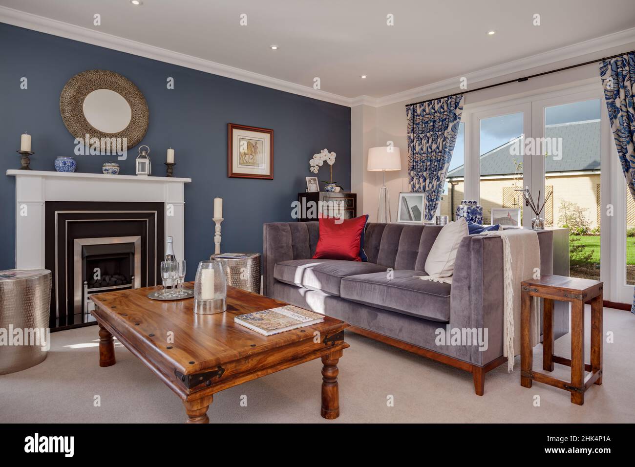 Alconbury Weald, Cambridgeshire - Oktober 17 2016: Wunderschön eingerichtetes Wohnzimmer im Loungebereich des neuen Luxushauses mit stilvollen Möbeln und Stockfoto