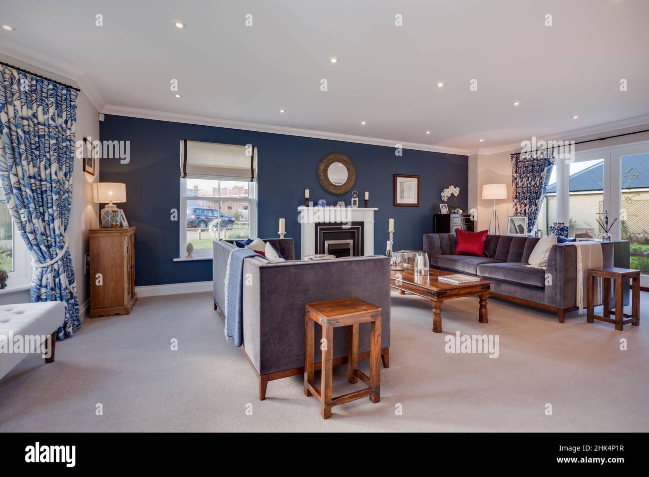 Alconbury Weald, Cambridgeshire - Oktober 17 2016: Wunderschön eingerichtetes Wohnzimmer im Loungebereich des neuen Luxushauses mit stilvollen Möbeln und Stockfoto