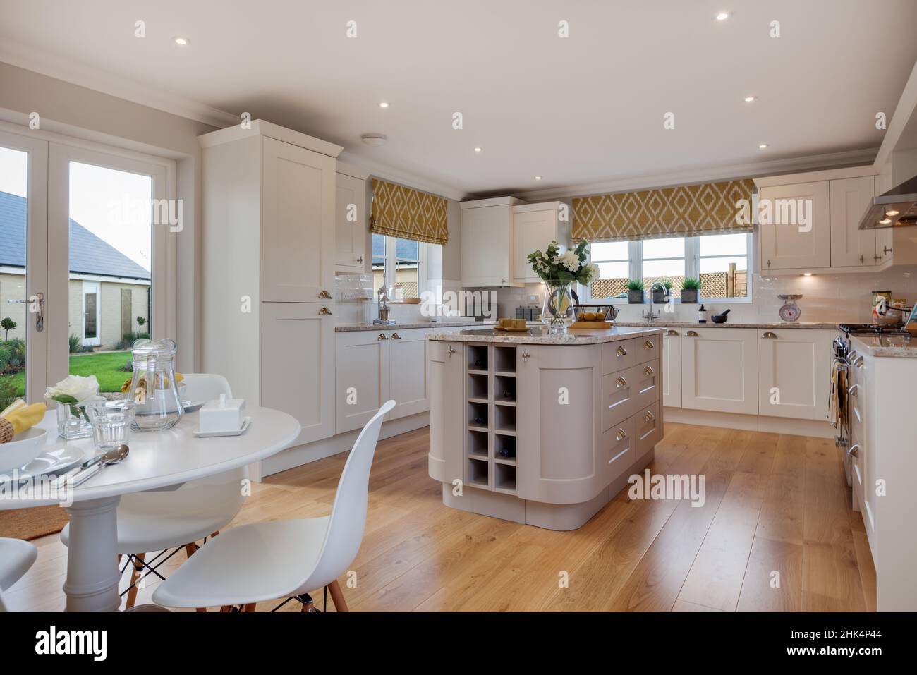 Alconbury Weald, Cambridgeshire - Oktober 17 2016: Luxuriöser, moderner, offener Küche-Speisesaal in brandneuem inszenierten Showheim mit wunderschönem Anspruch Stockfoto