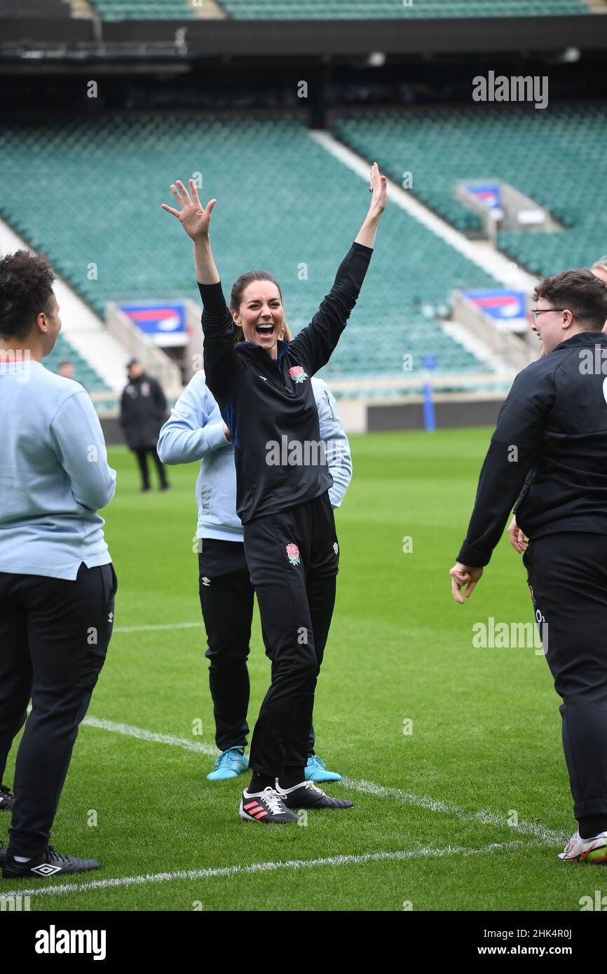 Die Herzogin von Cambridge spielt Rugby in ihrer neuen Rolle als Patronin der Rugby Football Union, während eines Besuchs im Twickenham Stadium, um England Spieler, Trainer und Schiedsrichter zu treffen und an einer Trainingseinheit auf dem Spielfeld teilzunehmen. Bilddatum: Mittwoch, 2. Februar 2022. Stockfoto