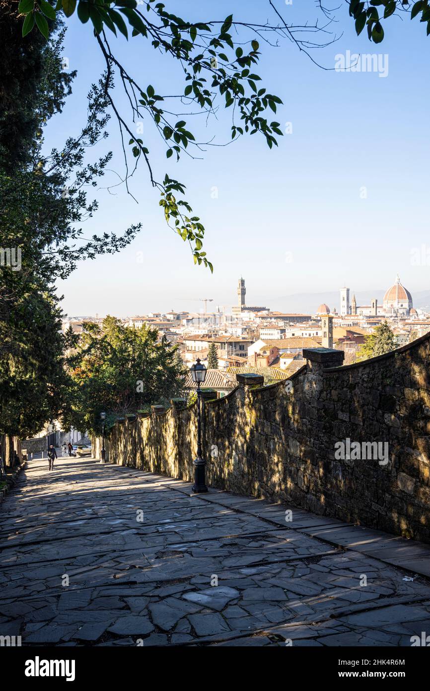 Florenz, Italien. 2022. Januar. Die Treppe, die zur Piazzale Michelangelo hinaufgeht, mit dem Panorama der Stadt im Hintergrund Stockfoto
