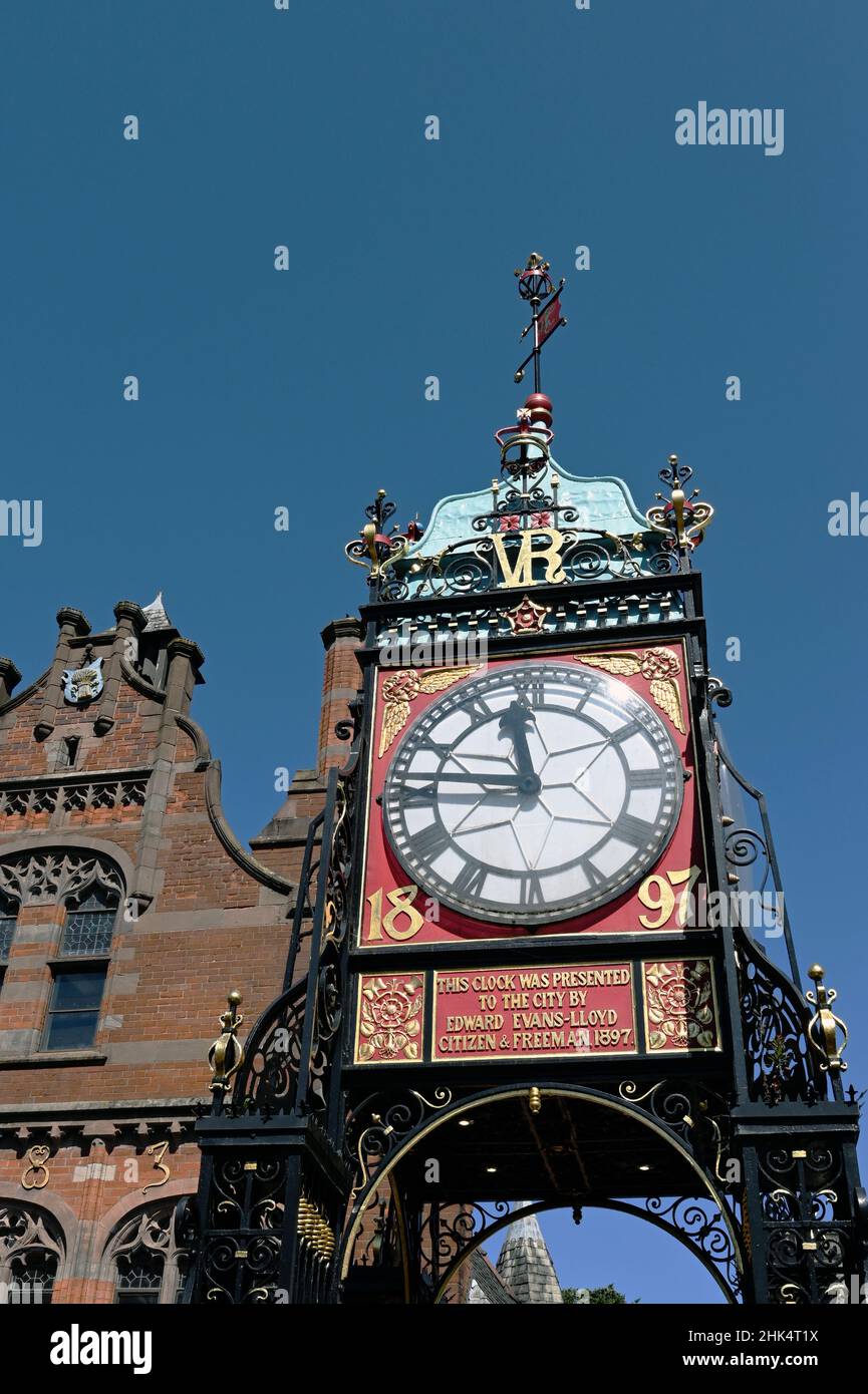 Chester, England - 2021. Juli: Nahaufnahme der Eastgate-Uhr an der Mauer der Altstadt. Die Uhr steht an der Stelle des ursprünglichen römischen Tores. Stockfoto