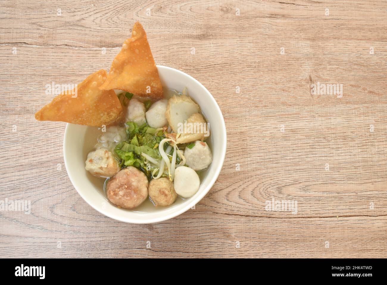 Gekochter Hakka-Fleischball aus Schweinekotelett, gebratener Tofu mit ...