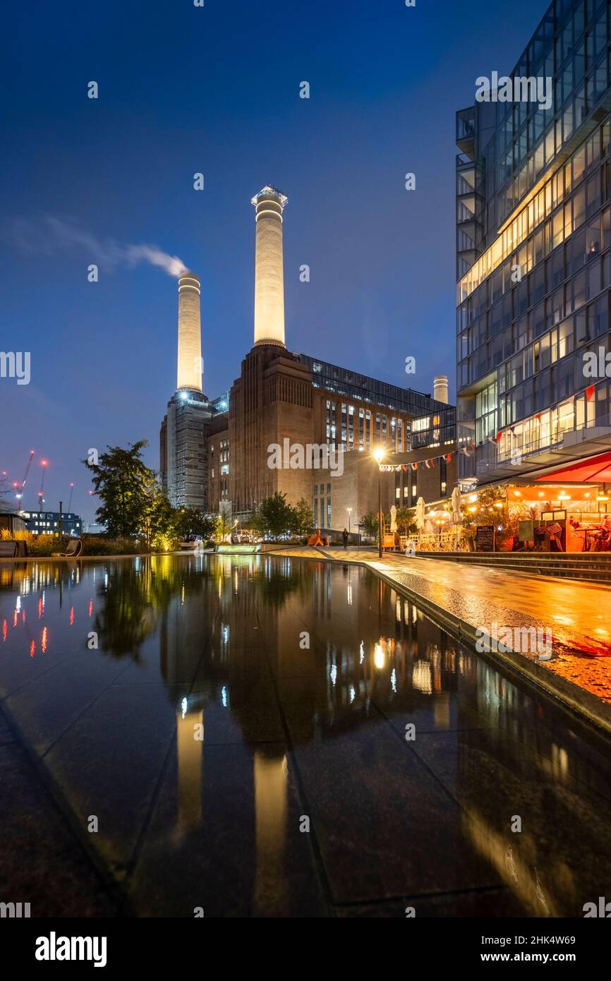 Das neu erbaute Battersea Power Station und die umliegenden Apartments und Restaurants, Nine Elms, Wandsworth, London, England, Vereinigtes Königreich, Europa Stockfoto