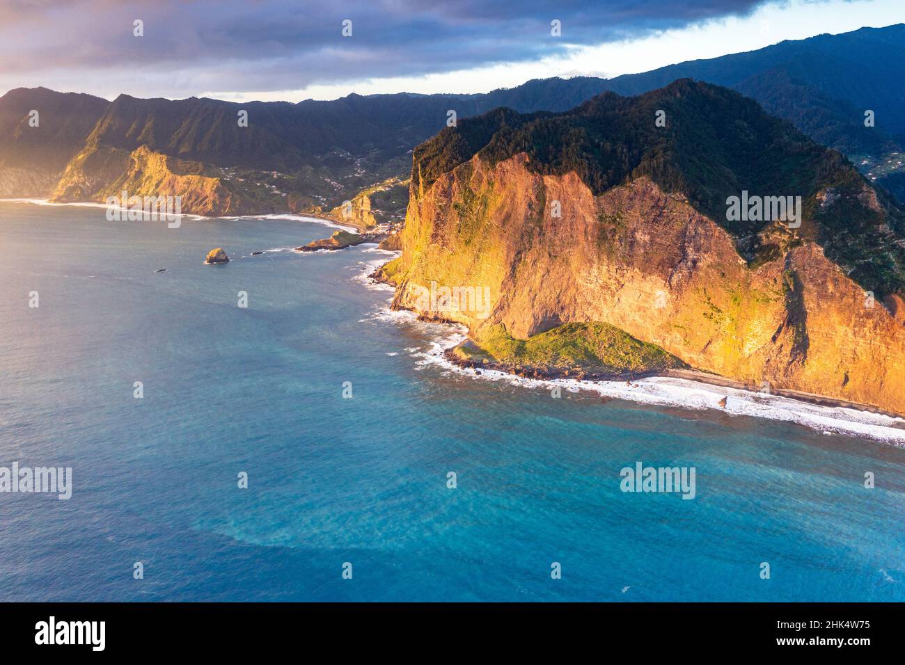 Luftaufnahme der majestätischen Klippen und Küste bei Sonnenaufgang vom Guindaste Aussichtspunkt, Faial, Madeira Insel, Portugal, Atlantik, Europa Stockfoto