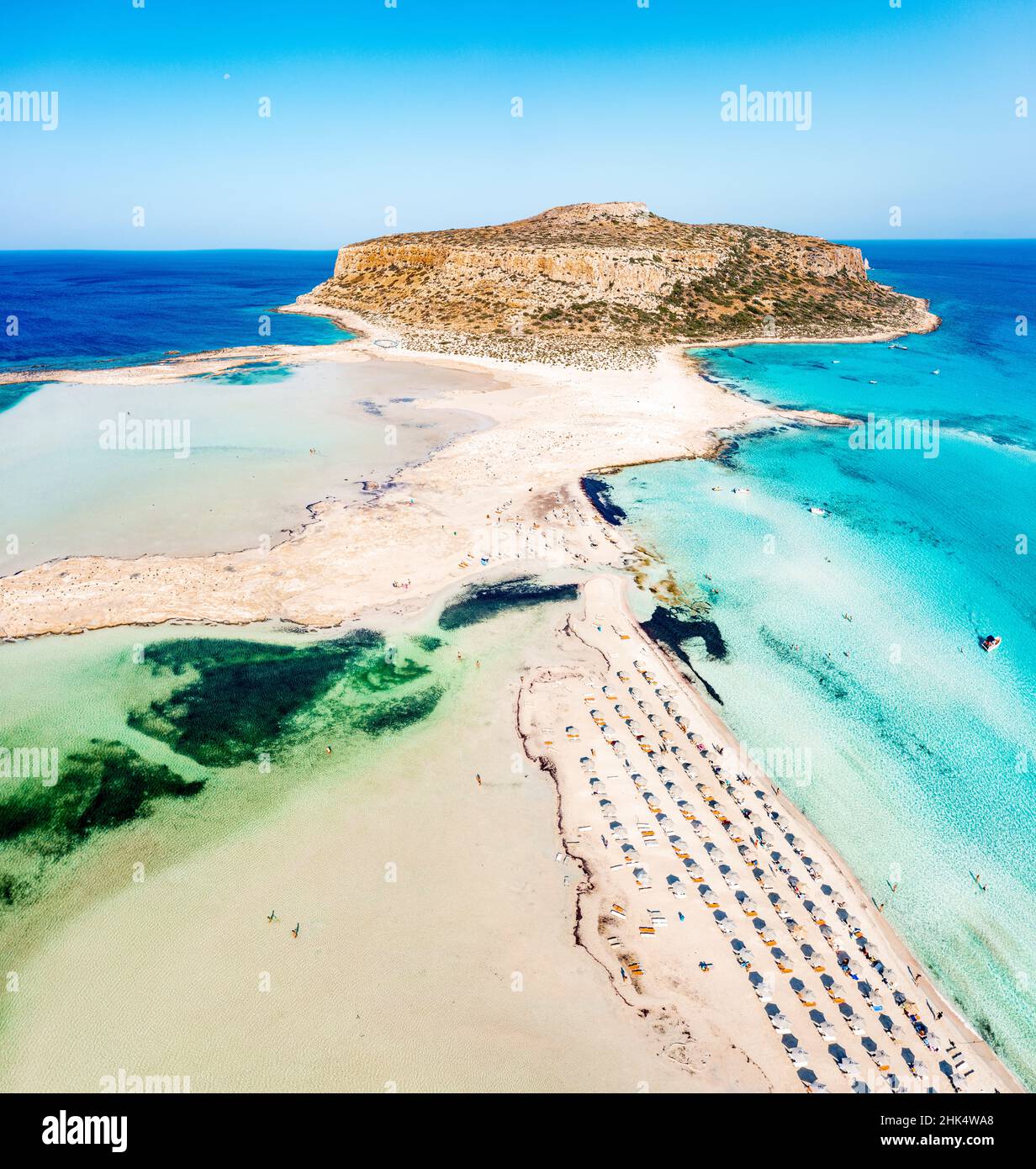 Luftaufnahme des Strandes und der Lagune von Balos, die vom türkisklaren Meer gewaschen werden, der Insel Kreta, der griechischen Inseln, Griechenlands, Europas Stockfoto