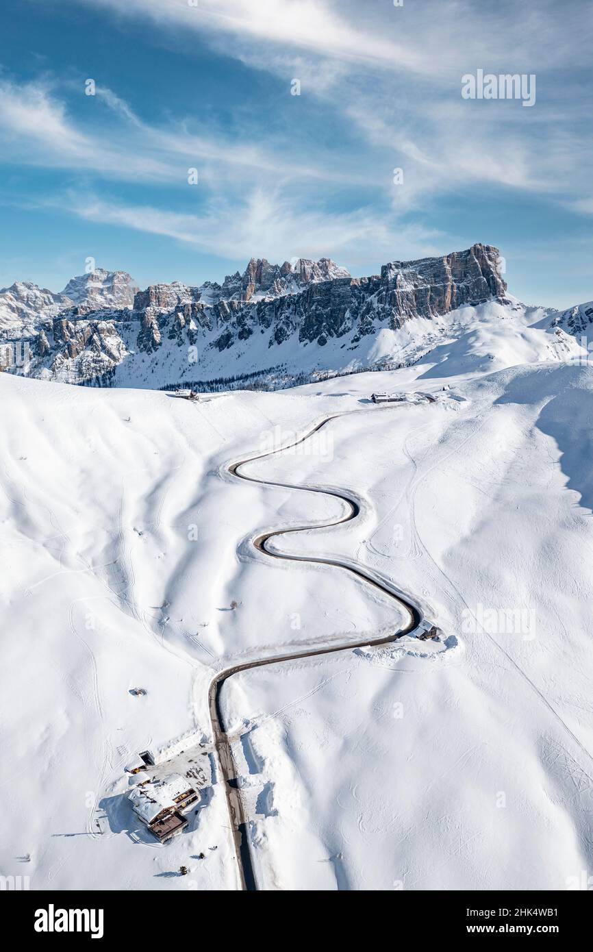 Luftaufnahme der kurvenreichen Bergstraße im Schnee und Lastoi De Formin, Giau Pass, Dolomiten, Provinz Belluno, Venetien, Italien, Europa Stockfoto