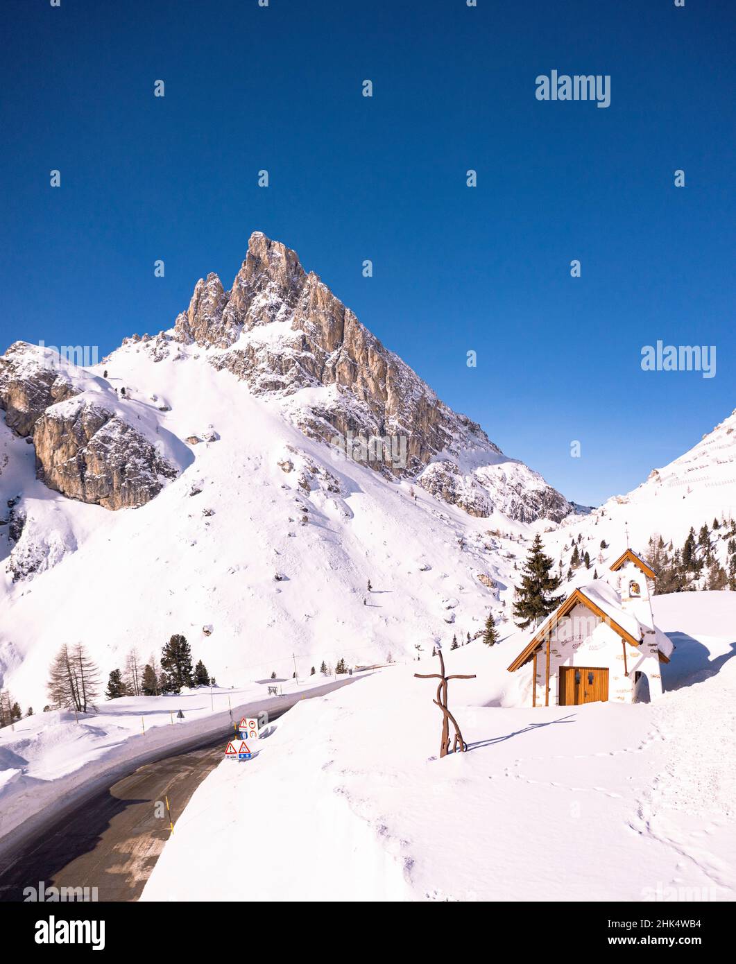 Alpine Kapelle in der verschneiten Landschaft mit Sass de Stria im Hintergrund, Falzarego Pass, Provinz Belluno, Venetien, Italien, Europa Stockfoto