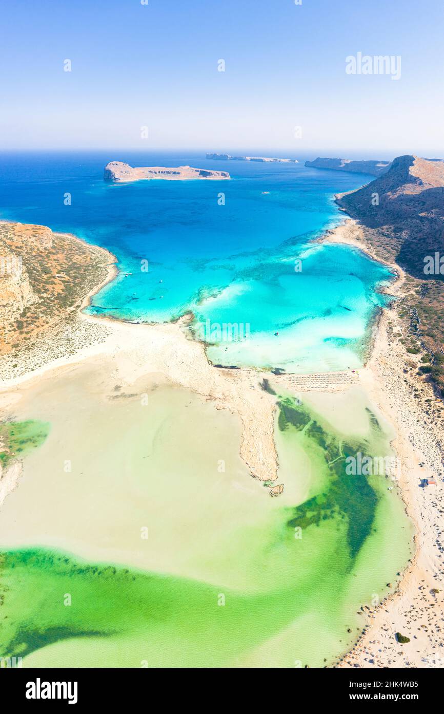 Luftaufnahme des idyllischen smaragdgrünen Wassers der Lagune von Balos und des kristallklaren Meeres, der Insel Kreta, der griechischen Inseln, Griechenlands, Europas Stockfoto