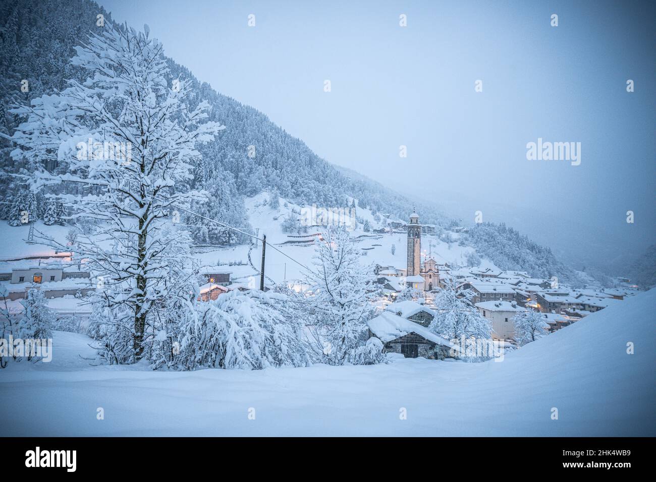 Alpendorf in einer weißen Winterlandschaft nach Schneefall, Gerola Alta, Valgerola, Valtellina, Lombardei, Italien, Europa Stockfoto