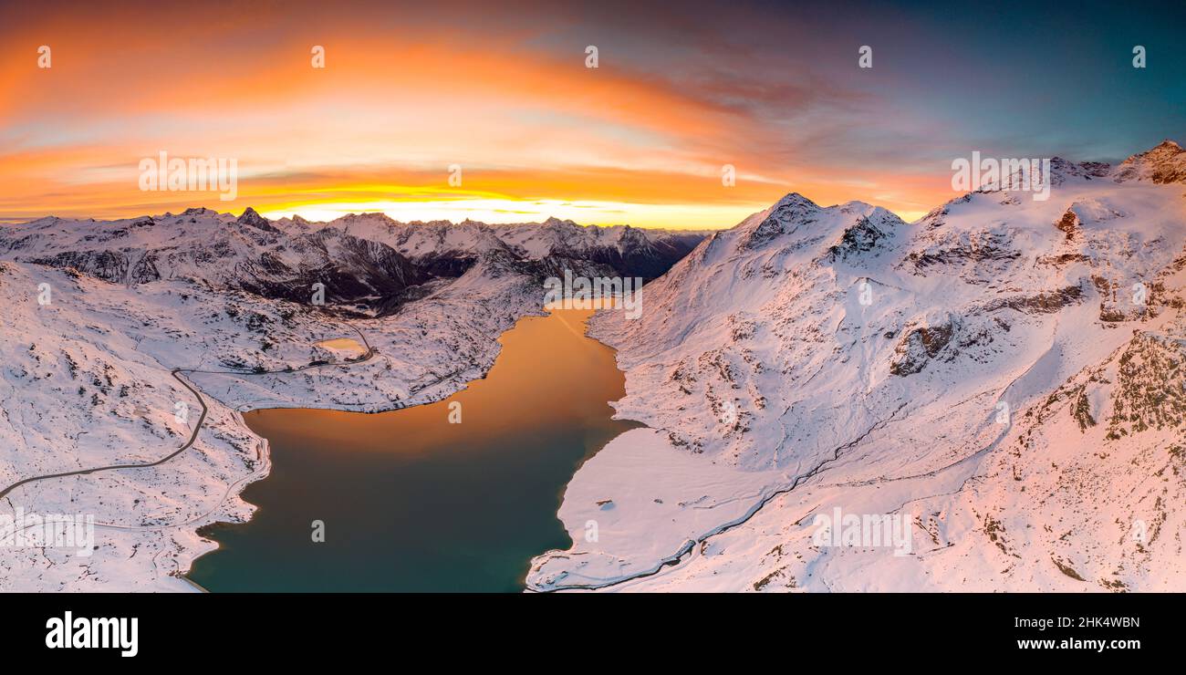 Luftaufnahme des Lago Bianco und der Bernina Pass Straße, die im Morgengrauen die schneebedeckten Berge überquert, Engadin, Graubünden, Schweiz, Europa Stockfoto
