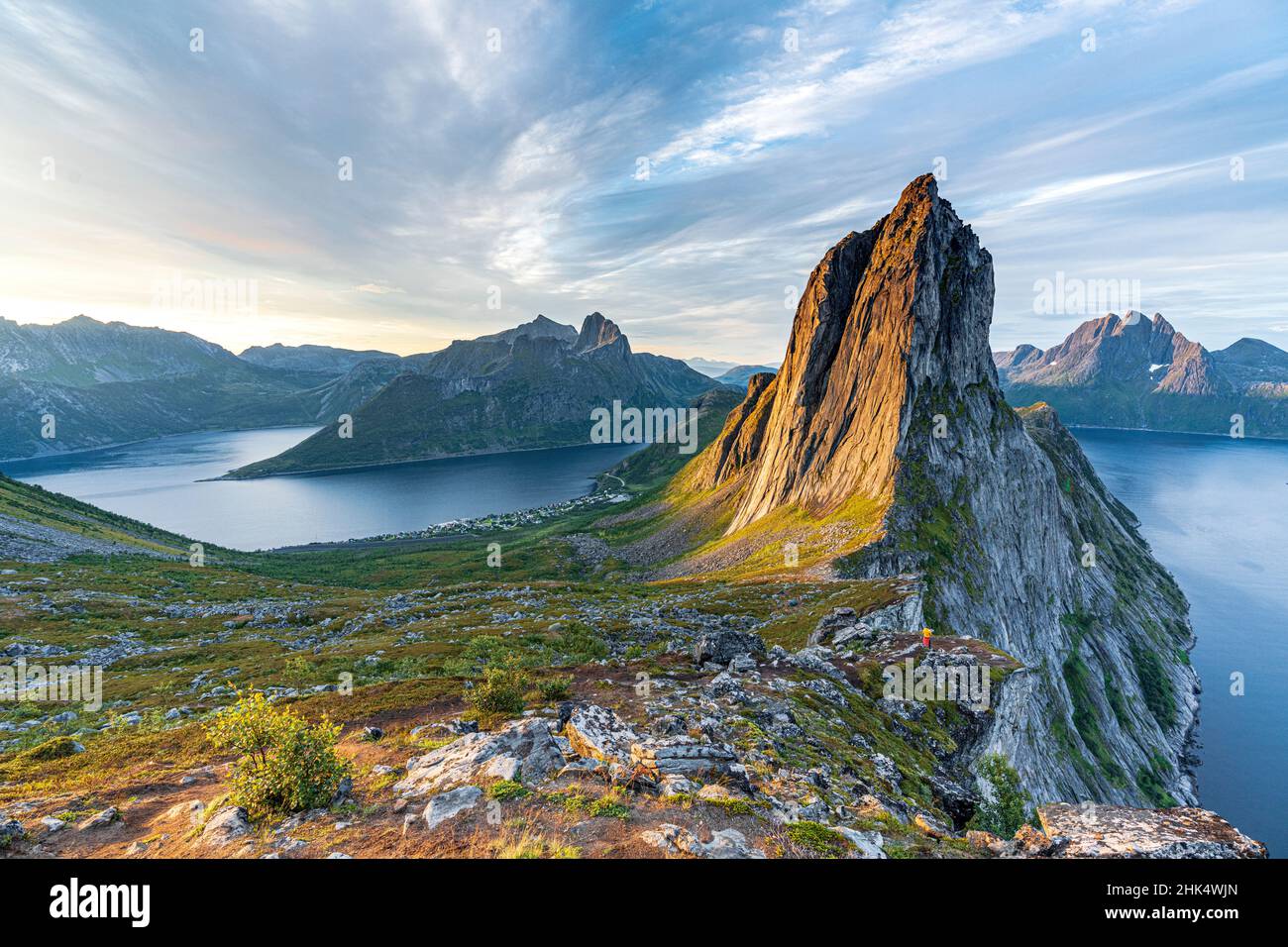 Sonnenaufgang über dem klaren Wasser des Fjords und Segla-Gebirges, Senja-Insel, Troms-Kreis, Norwegen, Skandinavien, Europa Stockfoto