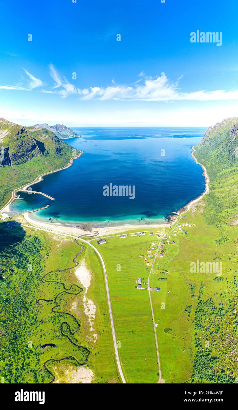 Luftaufnahme der Straße in grünen Wiesen, die zum malerischen Ersfjord Strand führen, der vom kristallklaren Meer, Senja, Troms, Norwegen, Skandinavien, Europa Stockfoto