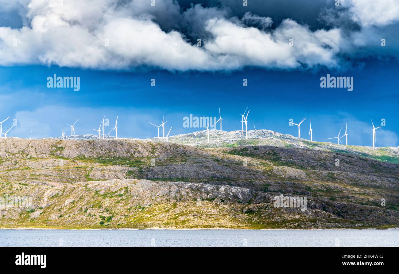 Windpark mit weißen Turbinen an der felsigen Küste, in Troms County, Norwegen, Skandinavien, Europa Stockfoto