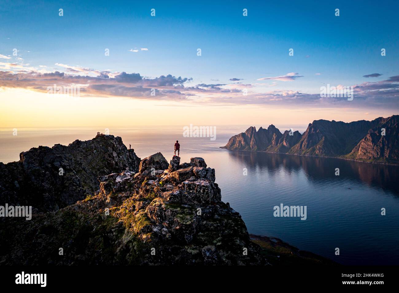 Person, die den Sonnenuntergang von den Bergen, Senja Insel, Troms Grafschaft, Norwegen, Skandinavien, Europa Stockfoto