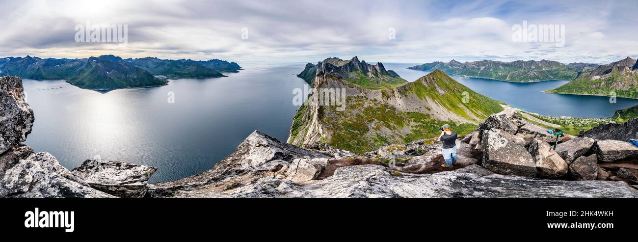 Mann mit Kamera fotografiert die Berge Hesten und Inste Kongen auf dem Segla-Gipfel, Senja Island, Troms County, Norwegen, Skandinavien, Europa Stockfoto
