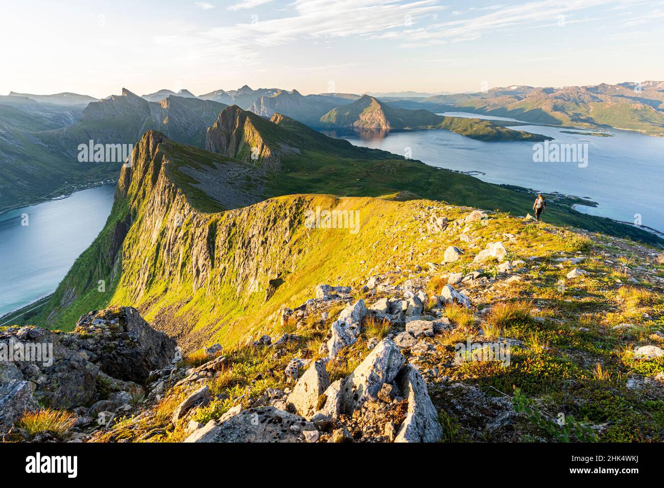 Person Wandern auf Husfjellet Berg bei Sonnenaufgang, Senja Insel, Troms County, Norwegen, Skandinavien, Europa Stockfoto