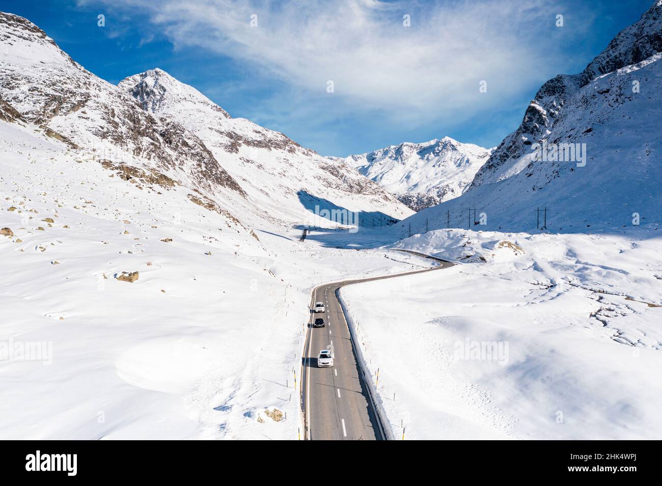 Luftaufnahme von Autos, die im Winter auf der Bergstraße fahren, Julier Pass, Albula, Engadin, Kanton Graubünden, Schweiz, Europa Stockfoto