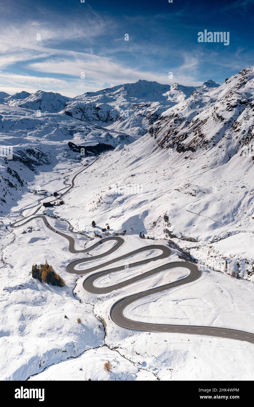 Luftaufnahme einer kurvenreichen Bergstraße im Schnee, Julier Pass, Albula-Kreis, Engadin, Kanton Graubünden, Schweiz, Europa Stockfoto