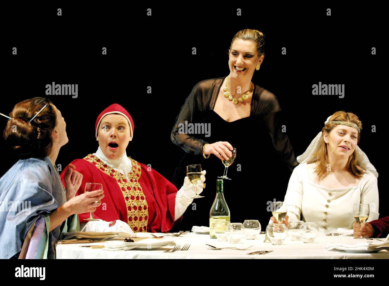 l-r: Helen Anderson (Lady Nijo), Joanna Scanlan (Pope Joan), Hattie Ladbury (Marlene), Sophie Shaw (Patient Griselda) in TOP-GIRLS von Caryl Churchill am Aldwych Theatre, London WC2 09/01/2002 an Oxford Stage Company Production Design: Rachel Blues Lighting: Johanna Town Director: Thea Sharrock Stockfoto