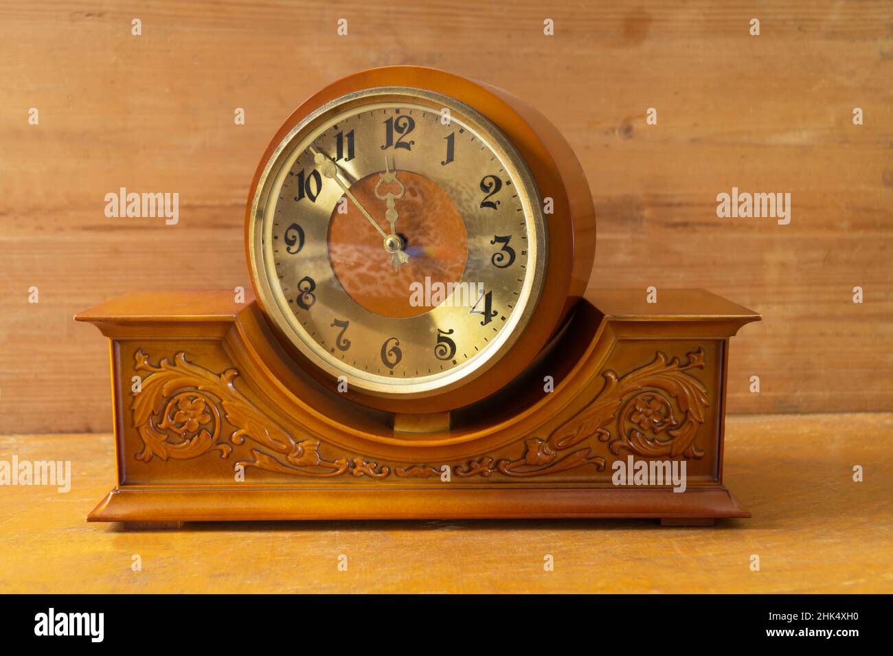 Antike mechanische Uhr aus Holz auf dem Regal. Nahaufnahme von Objekten Stockfoto