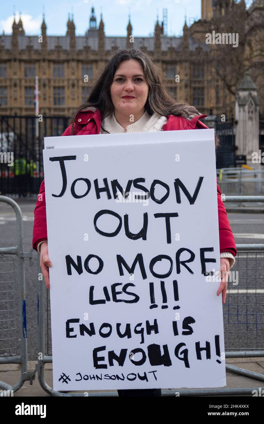 Parliament Square, Westminster, London, Großbritannien. 2nd. Februar 2022. Vor dem Parlamentsgebäude findet ein Protest statt, der den Rücktritt von Premierminister Boris Johnson fordert, während seine Kavalkade mittags zur Fragestunde des Premierministers im Repräsentantenhaus eintrifft. Plakat. Johnson Raus Stockfoto