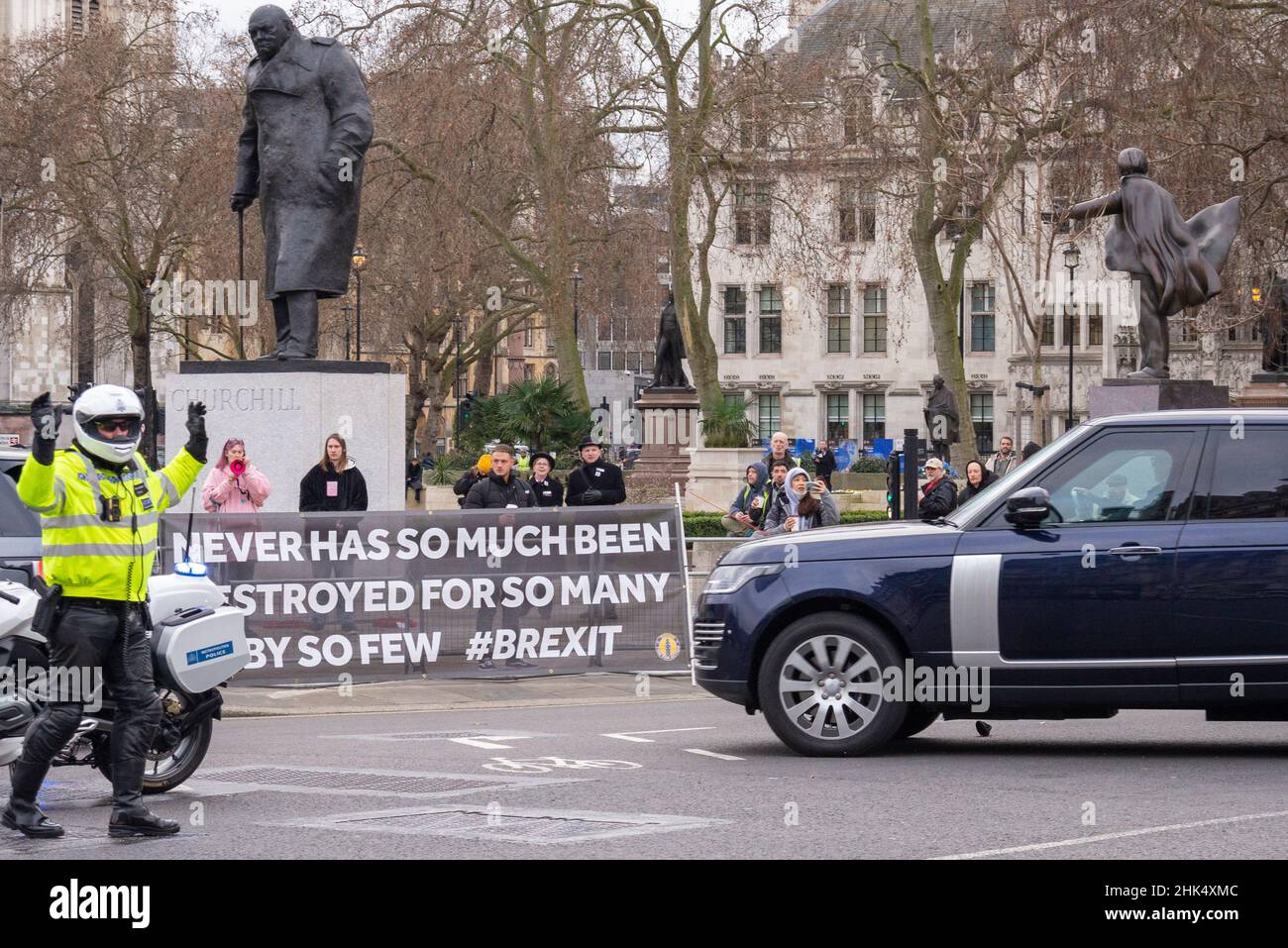 Parliament Square, Westminster, London, Großbritannien. 2nd. Februar 2022. Vor dem Parlamentsgebäude findet ein Protest statt, der den Rücktritt von Premierminister Boris Johnson fordert, während seine Kavalkade mittags zur Fragestunde des Premierministers im Repräsentantenhaus eintrifft. Stockfoto