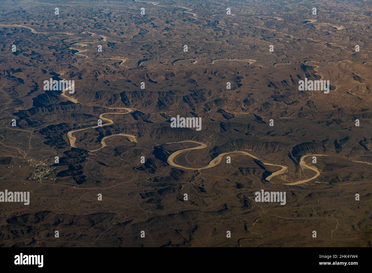 Trockene Flüsse schlängeln sich durch die Berge rund um Salalah, Oman, Naher Osten Stockfoto