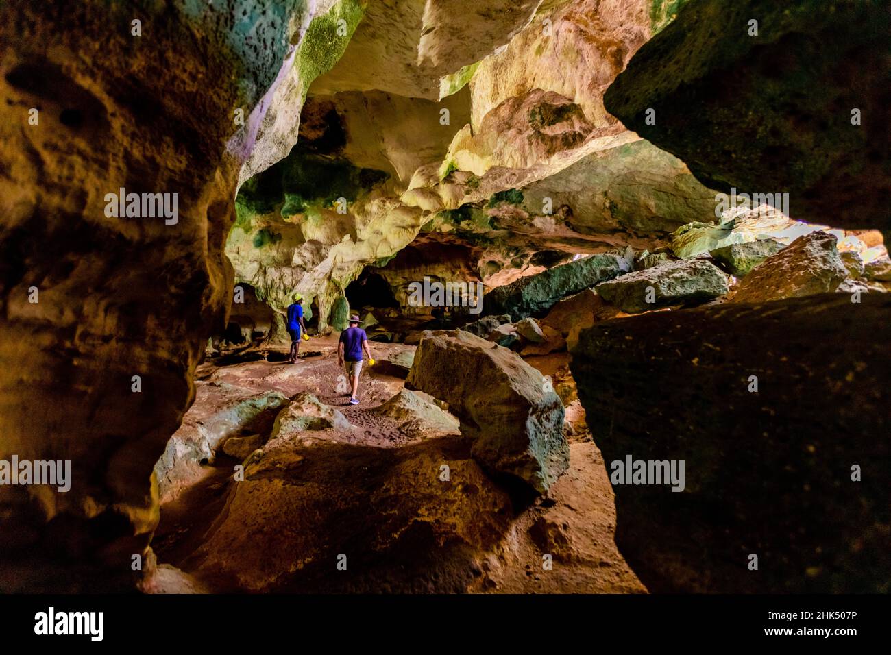 Menschen, die Meereshöhlen auf Nord-Caicos, Turks- und Caicosinseln, Atlantik, Mittelamerika erkunden Stockfoto