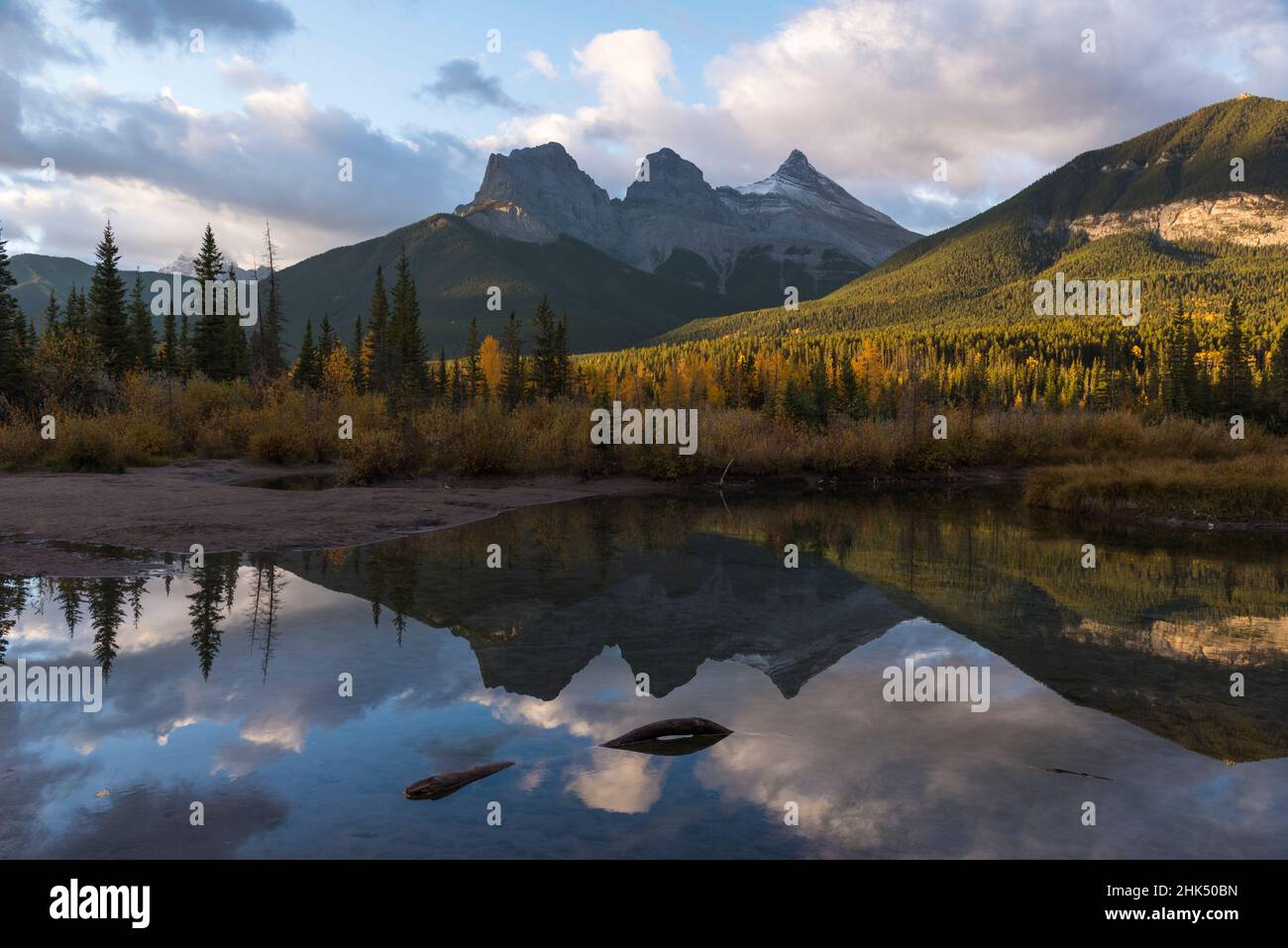 Farbenfroher Sonnenaufgang über Three Sisters am Policeman Creek im Herbst, Canmore, Banff, Alberta, Canadian Rockies, Kanada, Nordamerika Stockfoto