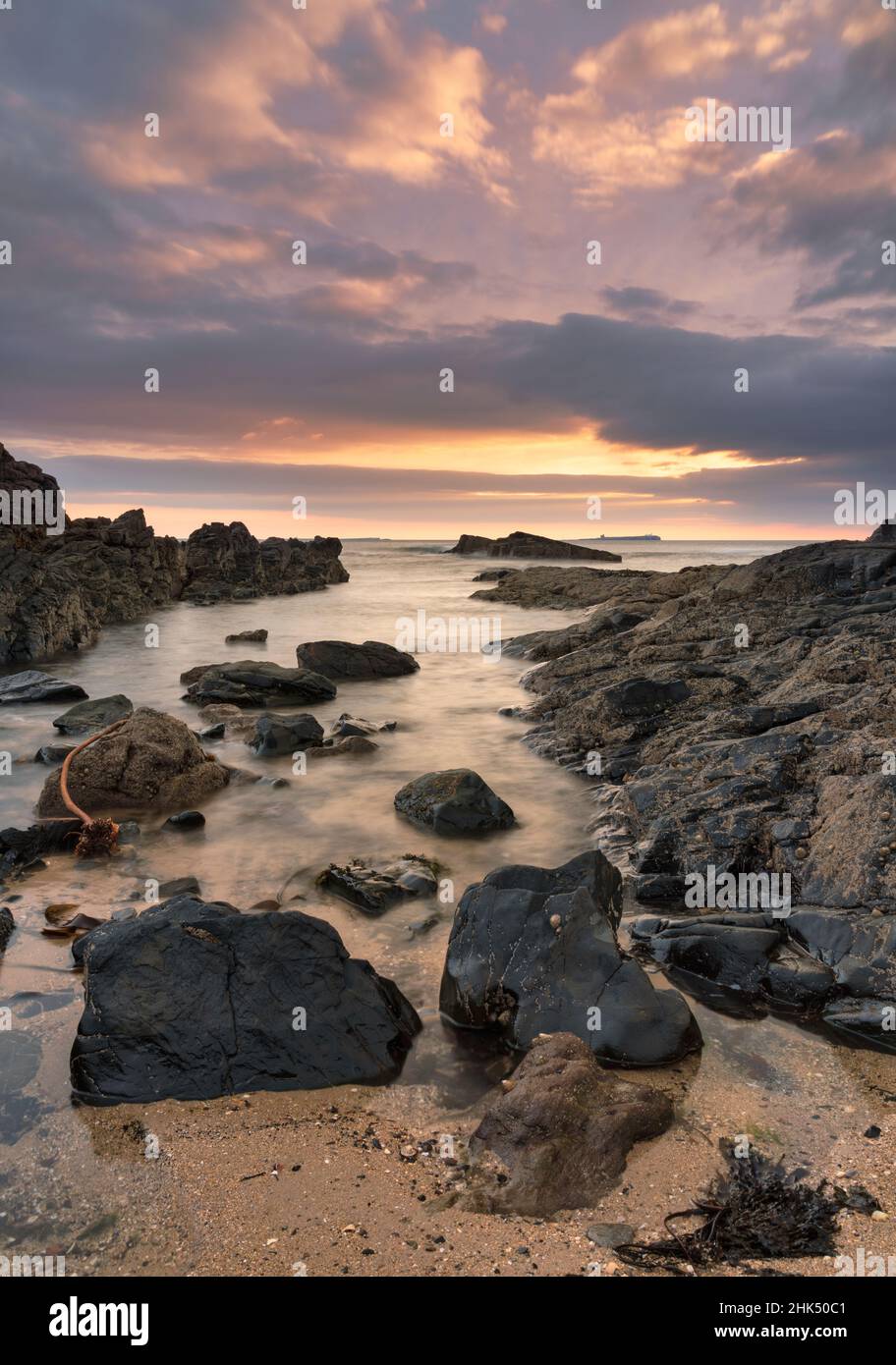 Morgendämmerung über Bamburgh Beach und den Farne Islands, Northumberland, England, Großbritannien, Europa Stockfoto