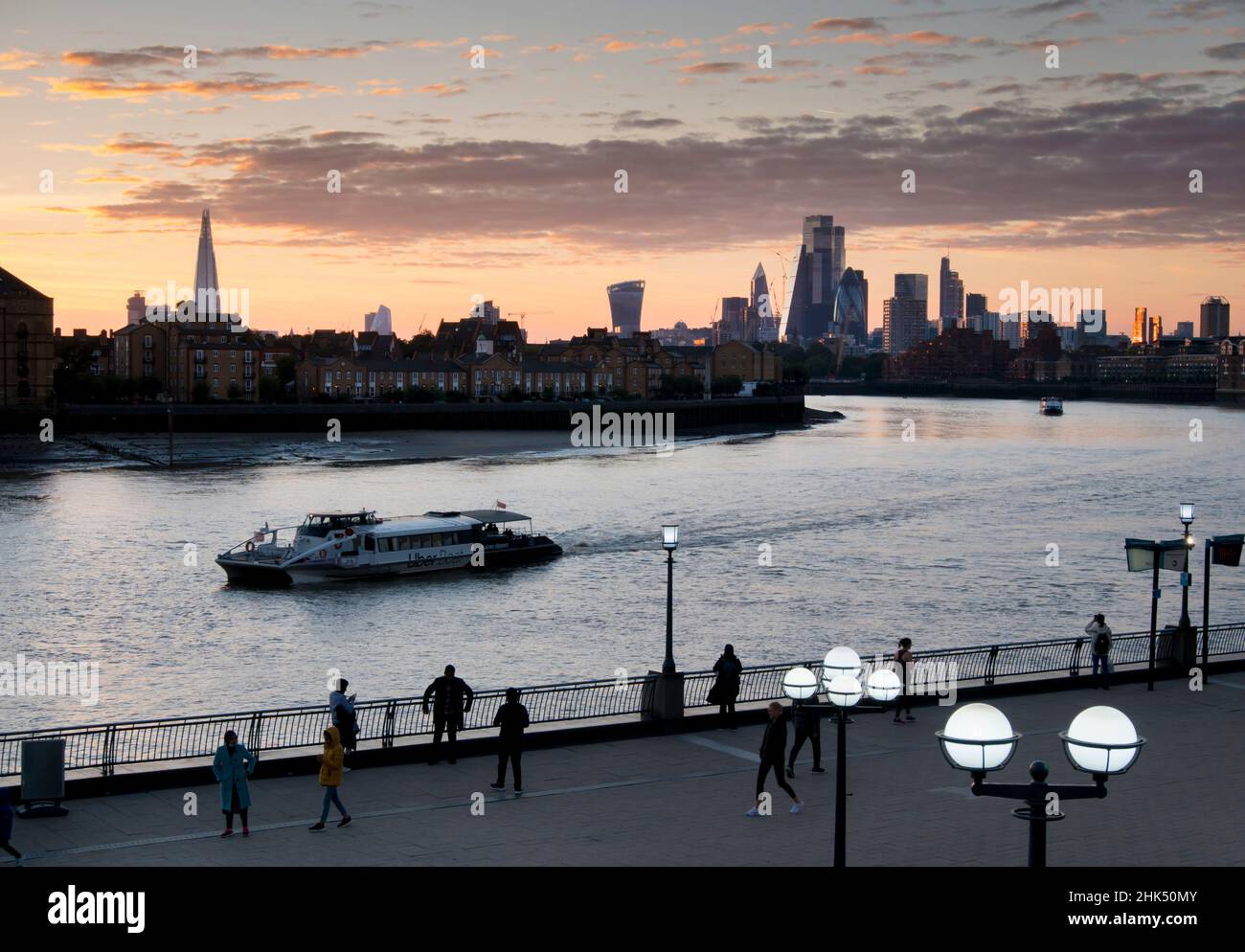Skyline von London von der Canary Wharf Promenade, London, England, Großbritannien, Europa Stockfoto