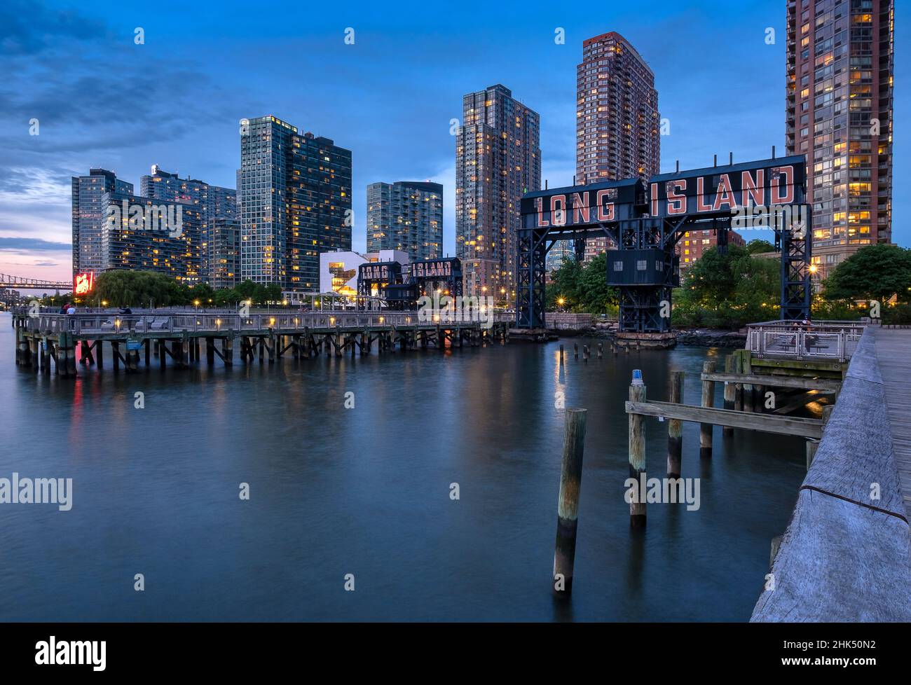 Gantry Plaza State Park in der Nacht mit Long Island restaurierten Gantry, Long Island City, New York, Vereinigte Staaten von Amerika, Nordamerika Stockfoto