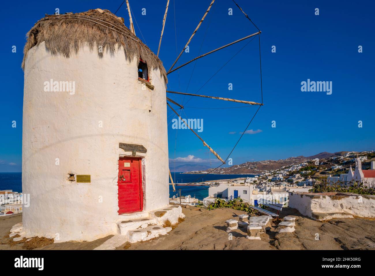 Blick auf die weiß getünchte Windmühle mit Blick auf die Stadt, Mykonos-Stadt, Mykonos, Kykladen-Inseln, griechische Inseln, Ägäis, Griechenland, Europa Stockfoto