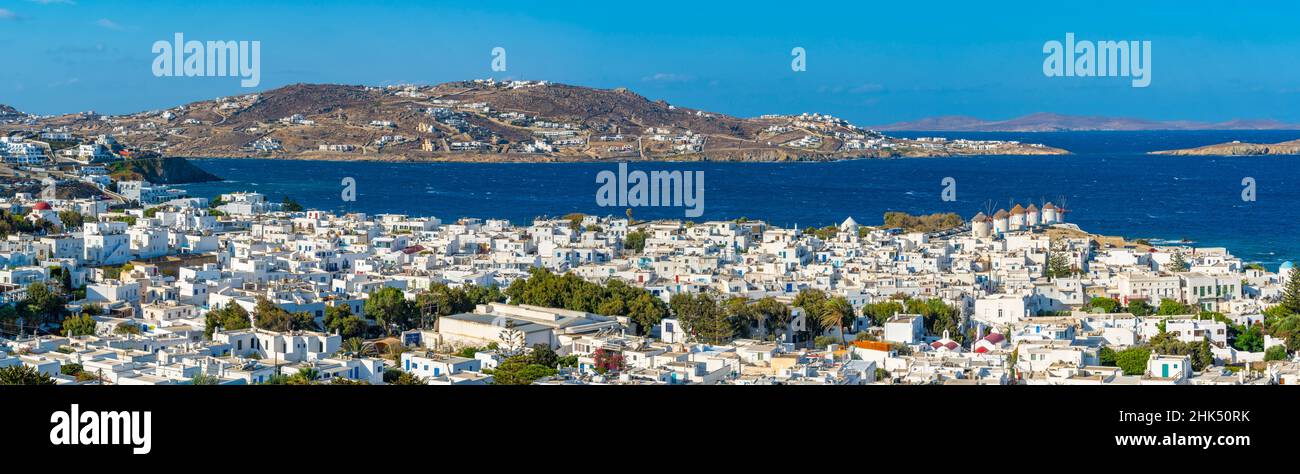 Erhöhte Ansicht von Mühlen und Stadt, Mykonos Stadt, Mykonos, Kykladen Inseln, Griechische Inseln, Ägäis, Griechenland, Europa Stockfoto