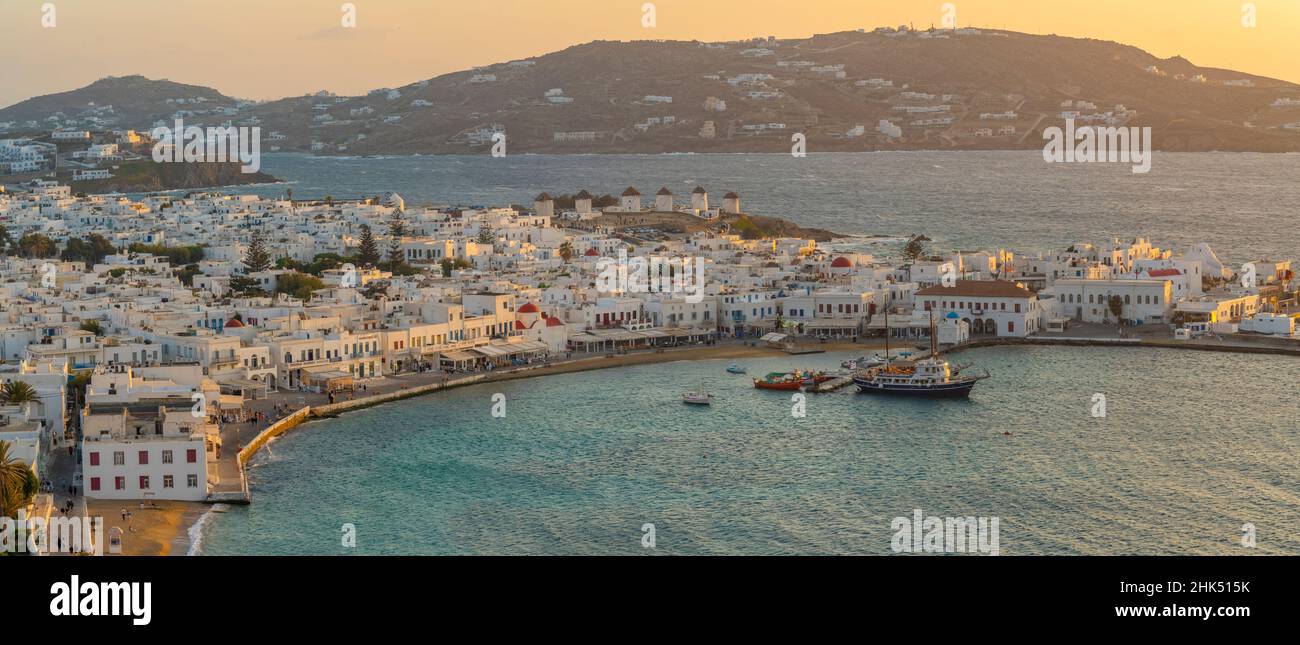Blick auf die Stadt von einem erhöhten Aussichtspunkt bei Sonnenuntergang, Mykonos-Stadt, Mykonos, Kykladen-Inseln, Griechische Inseln, Ägäis, Griechenland, Europa Stockfoto