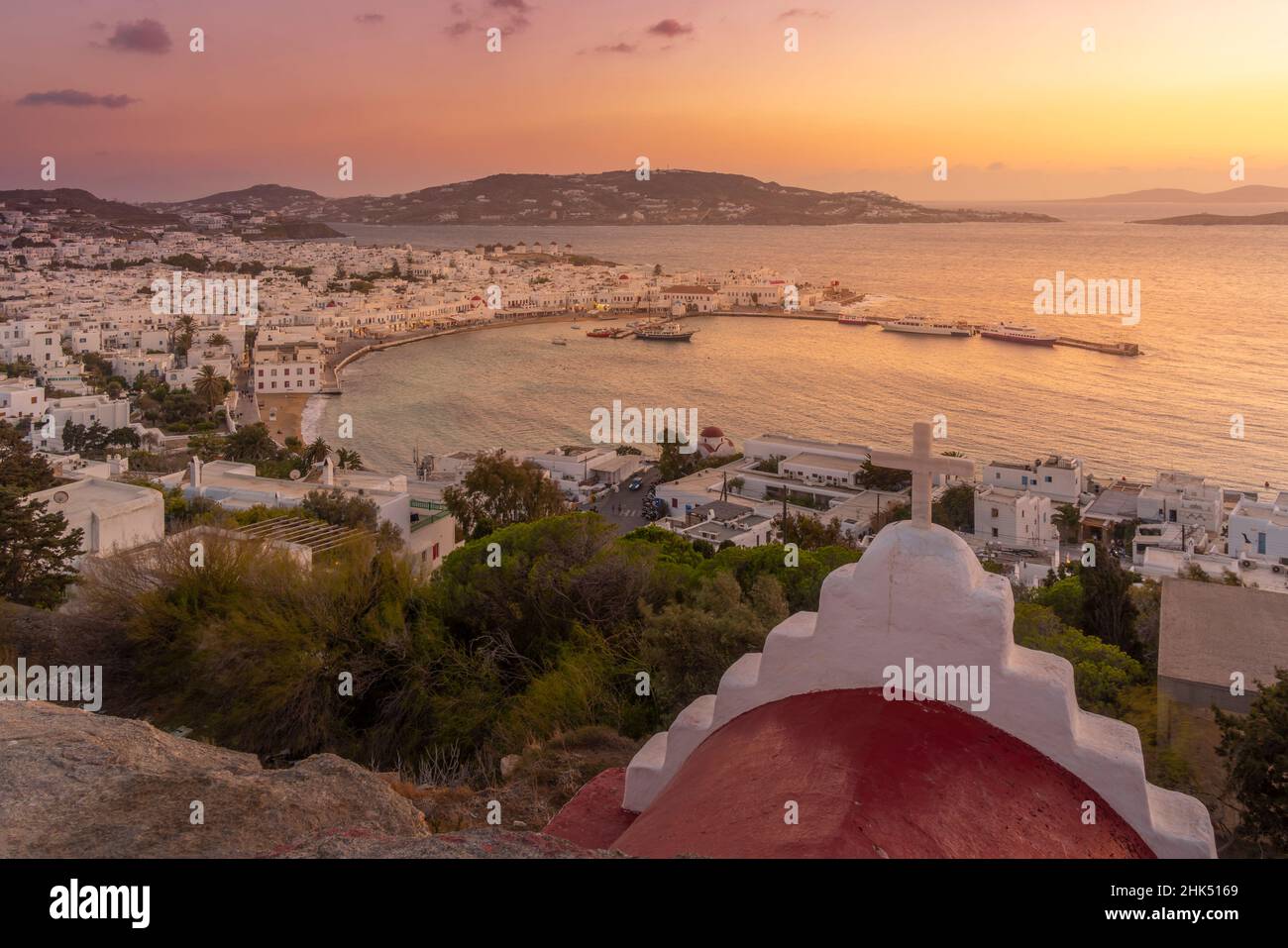 Blick auf die Kapelle und die Stadt von einem erhöhten Aussichtspunkt bei Sonnenuntergang, Mykonos-Stadt, Mykonos, Kykladen-Inseln, Griechische Inseln, Ägäis, Griechenland, Europa Stockfoto