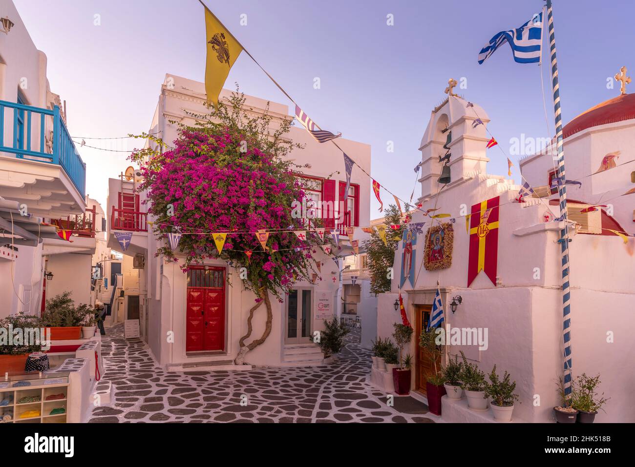 Blick auf die weiß getünchte Kapelle in einer engen Straße zur goldenen Stunde, Mykonos-Stadt, Mykonos, Kykladen-Inseln, griechische Inseln, Ägäis, Griechenland, Europa Stockfoto