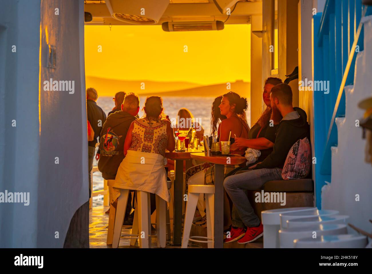 Blick auf die Bar in Little Venice bei Sonnenuntergang, Mykonos-Stadt, Mykonos, Kykladen-Inseln, griechische Inseln, Ägäis, Griechenland, Europa Stockfoto