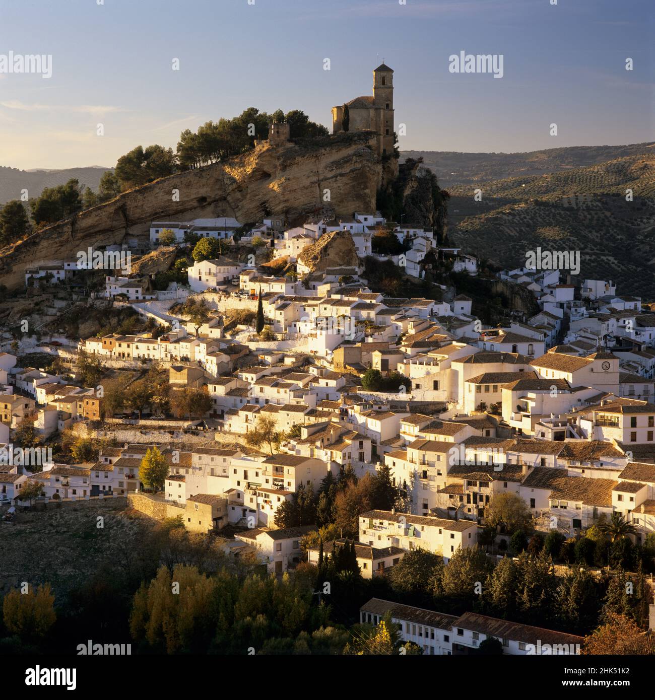 Blick auf die weiß getünchten Häuser und die alte maurische Burg bei Sonnenuntergang, Montefrio, Provinz Granada, Andalusien, Spanien, Europa Stockfoto