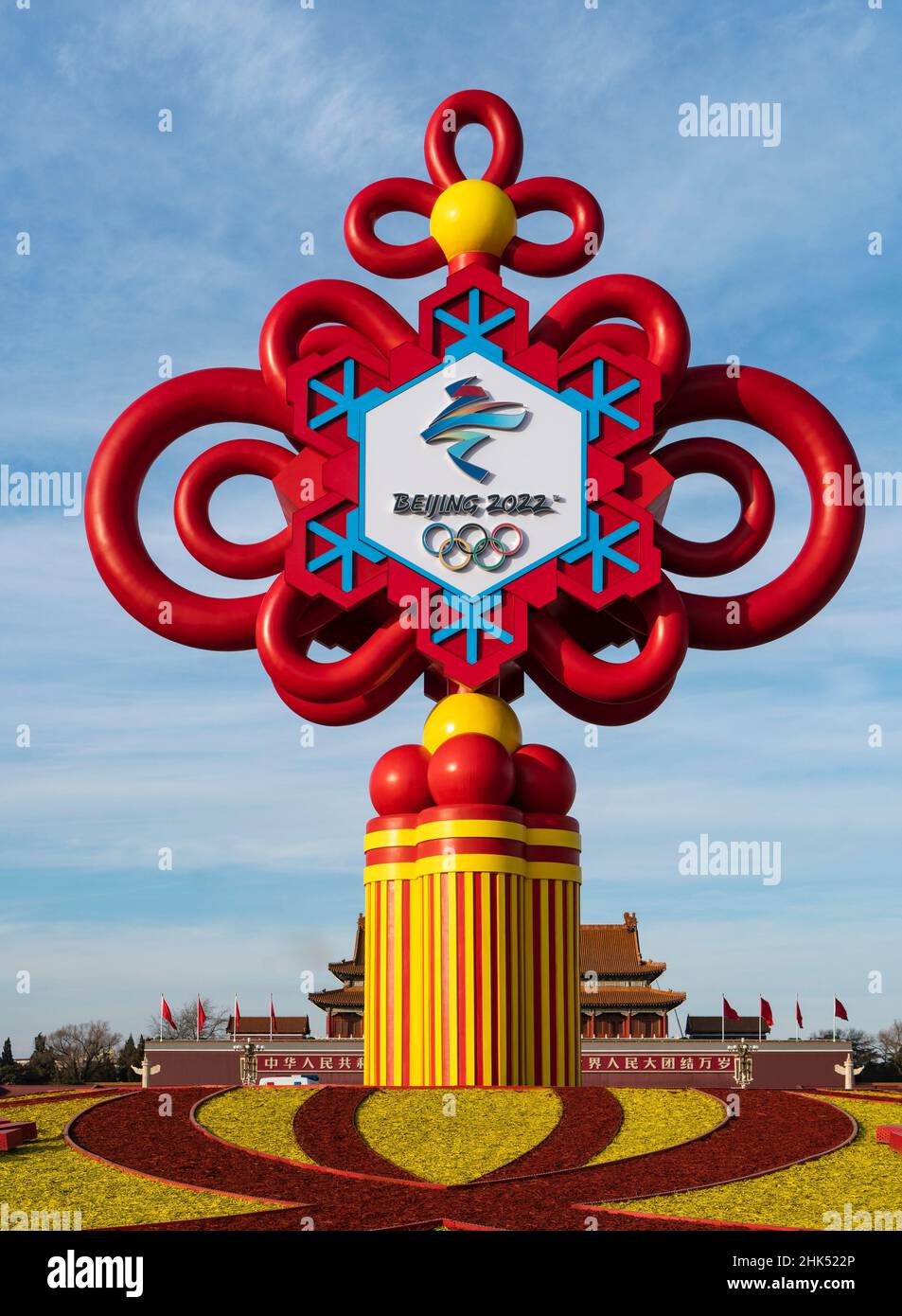 Peking, China - 28. Januar 2022: Chinesischer Knoten, dekorativer Stand für die Olympischen Winterspiele 2022 in Peking auf dem Tian'anmen-Platz in Peking Stockfoto