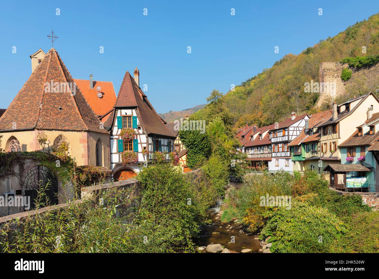 Fachwerkhäuser am Fluss Weiss, Kaysersberg, Elsass, Elsässische Weinstraße, Haut-Rhin, Frankreich, Europa Stockfoto