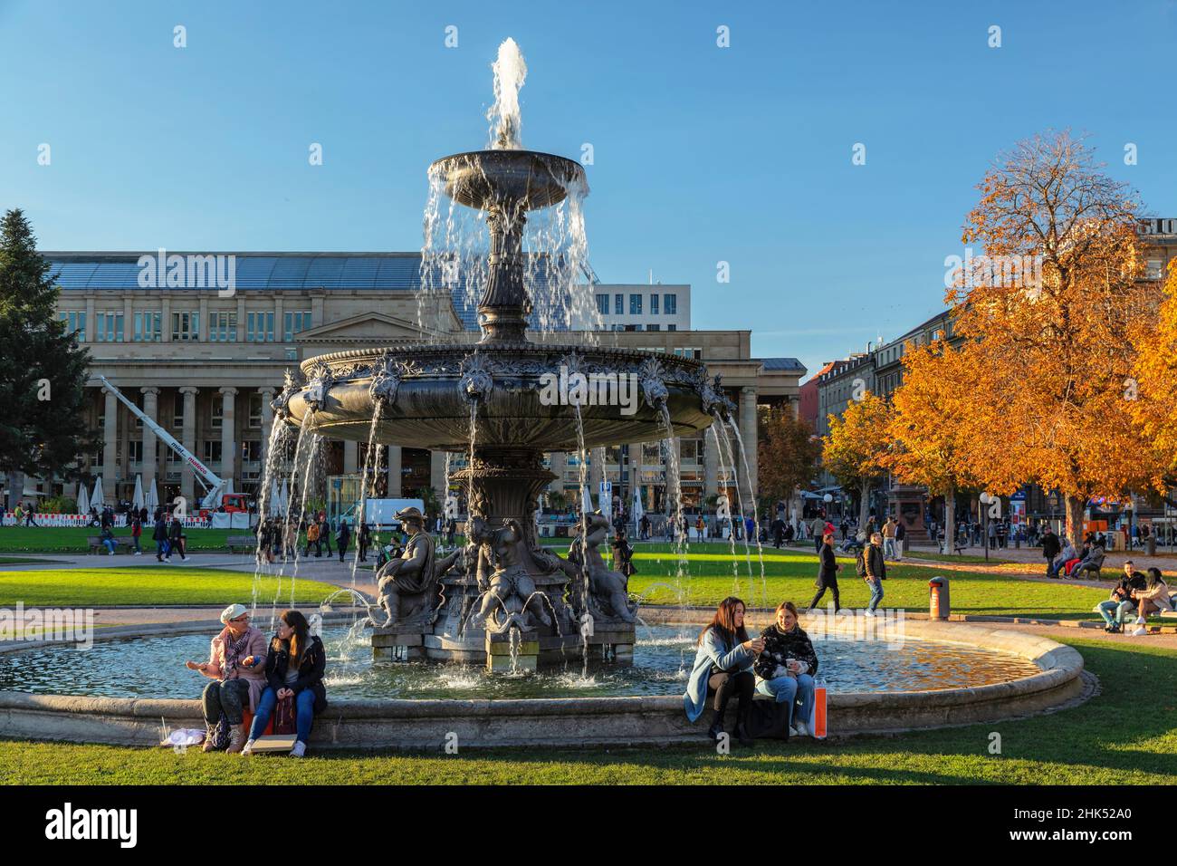 Brunnen am Schlossplatz im Herbst, Stuttgart, Baden-Württemberg, Deutschland, Europa Stockfoto