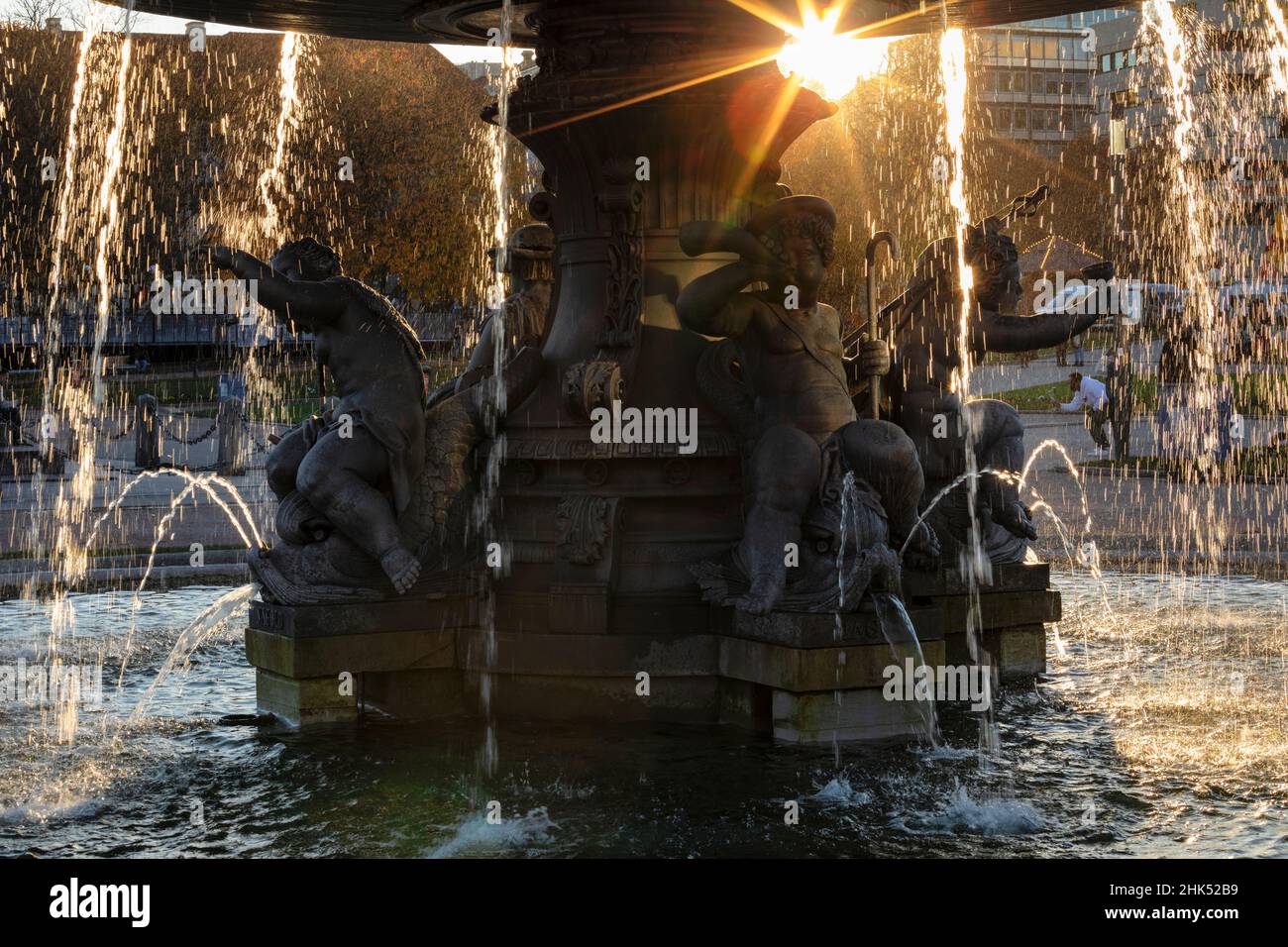 Brunnen am Schlossplatz im Herbst, Stuttgart, Baden-Württemberg, Deutschland, Europa Stockfoto