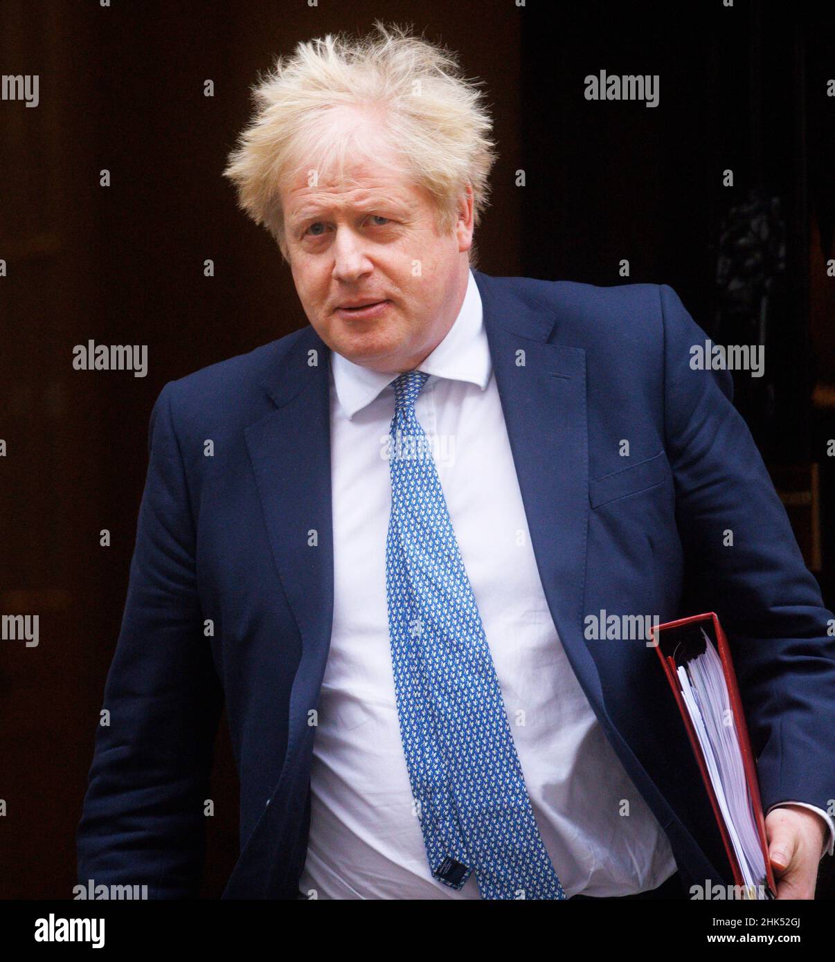London, Großbritannien. 2nd. Februar 2022. Premierminister Boris Johnson verlässt die Downing Street 10, um Fragen des Premierministers zu stellen, wo er über den Versandkarton mit Keir Satrmer konfrontiert wird. Er wird sich darum streiten, Fragen zu den Parteien zu erhalten, die angeblich bei Nummer 10 während der Sperre stattfanden. Kredit: Mark Thomas/Alamy Live Nachrichten Stockfoto