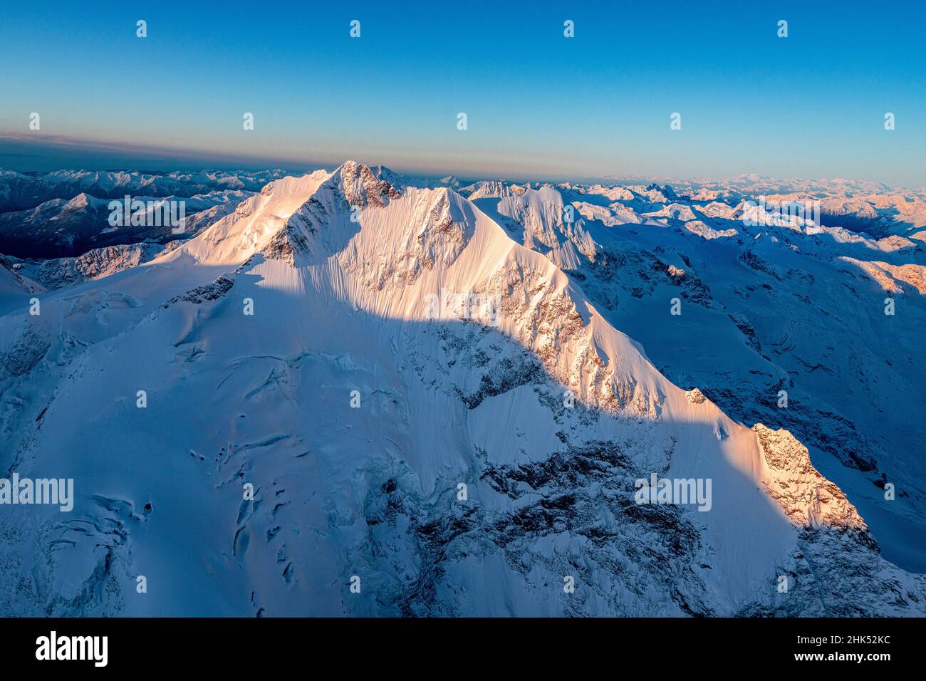 Luftaufnahme der schneebedeckten Berge Piz Bernina und Biancograt bei Sonnenaufgang, Engadin, Kanton Graubünden, Schweizer Alpen, Schweiz, Europa Stockfoto