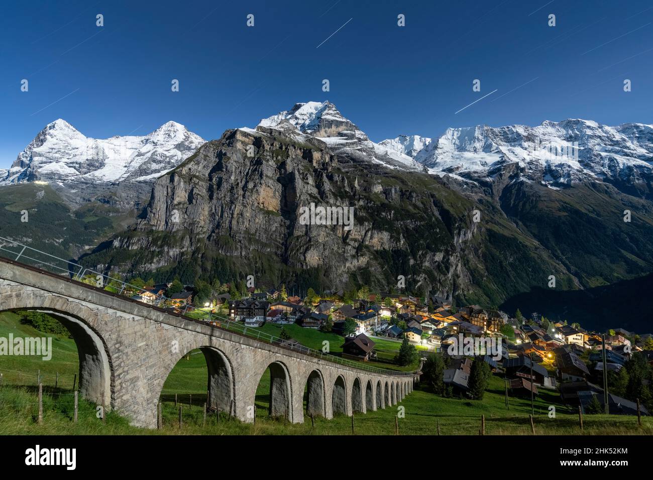 Alpendorf Murren und Standseilbahn beleuchtet von Sternweg, Lauterbrunnen, Jungfrau Region, Kanton Bern, Schweizer Alpen, Schweiz, Europa Stockfoto