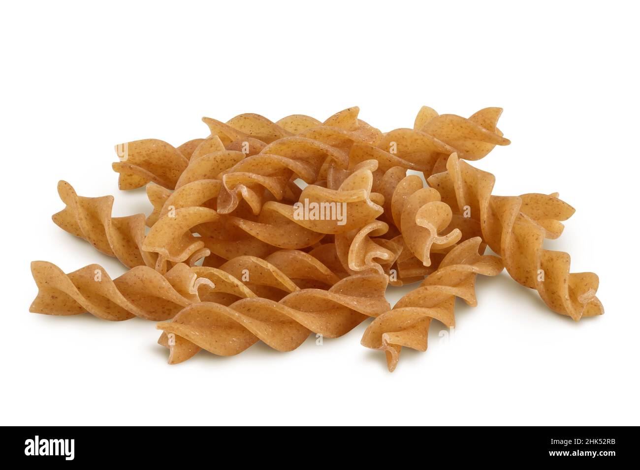 Wolegrain fusilli Pasta aus Hartweizen isoliert auf weißem Hintergrund mit Clipping Pfad und volle Schärfentiefe. Stockfoto